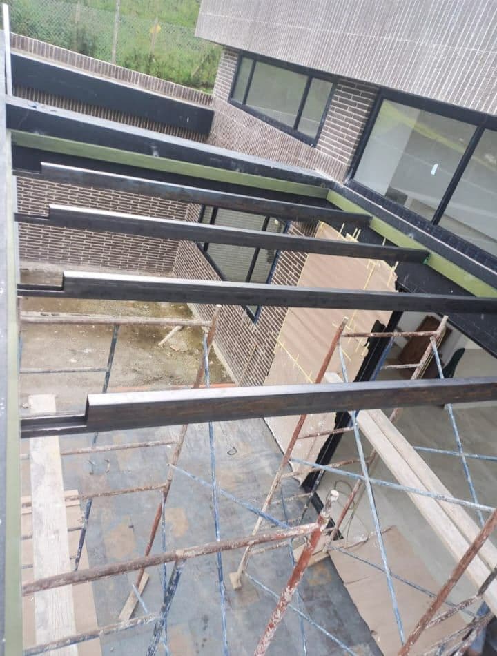Pérgola con cubierta de vidrio y deck en madera
